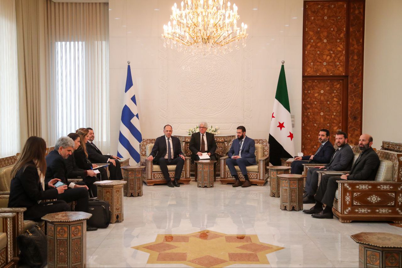 سيادة الرئيس أحمد الشرع برفقة وزير الخارجية السيد أسعد الشيباني يستقبلان وفداً يونانيّاً 