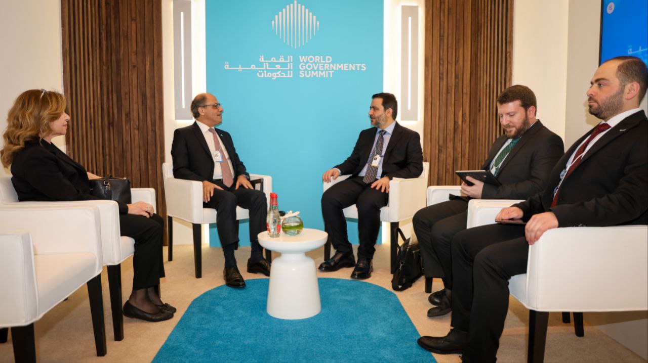 لقاء ثنائي جمع وزير الخارجية السيد أسعد الشيباني والسيد جهاد أزعور مدير إدارة الشرق الأوسط وآسيا الصغرى 