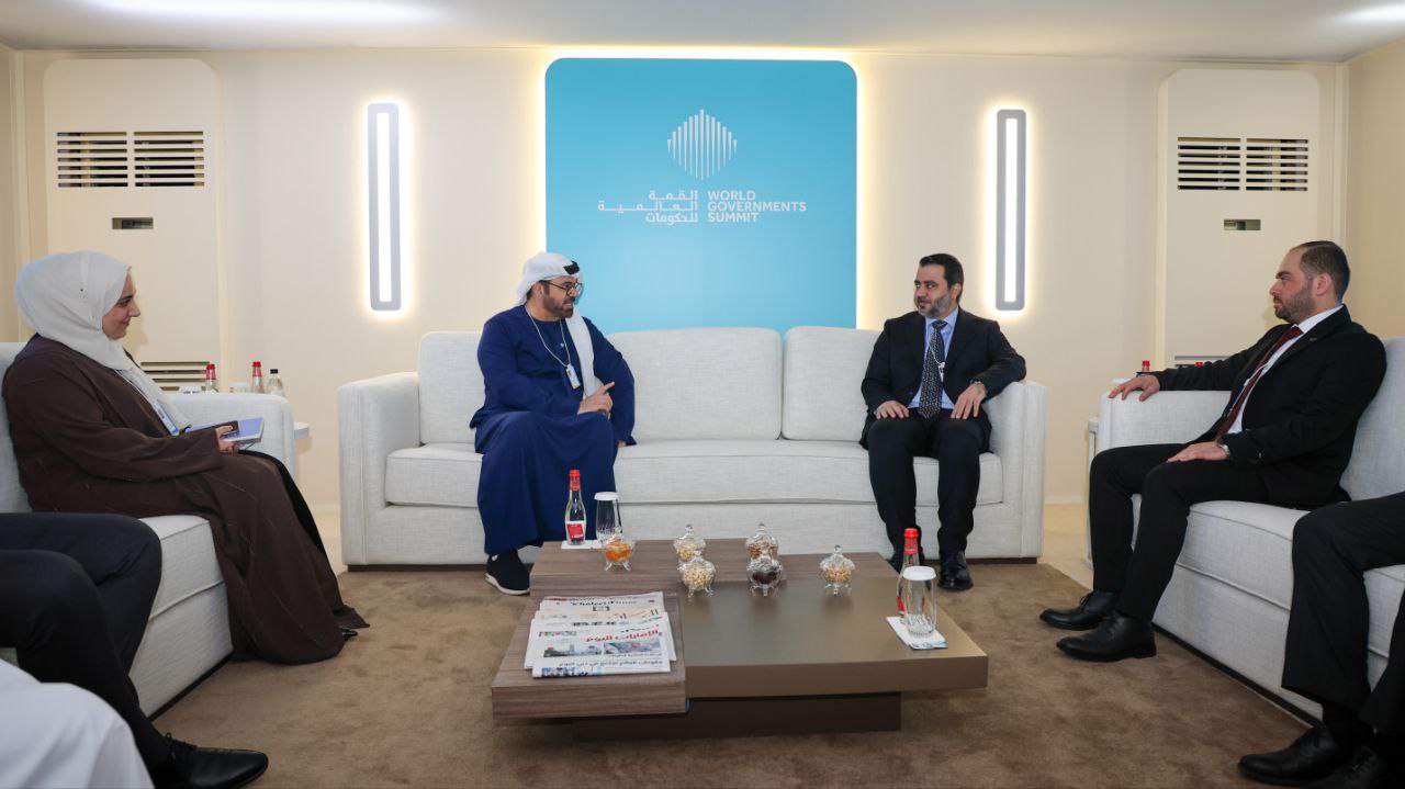 اجتماع جانبي لوزير الخارجية مع وزير شؤون مجلس الوزراء الإماراتي 