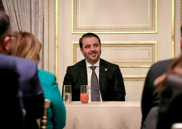 وزير الخارجية السيد أسعد الشيباني يلتقي  بوفد ممثل عن الجالية السورية في فرنسا