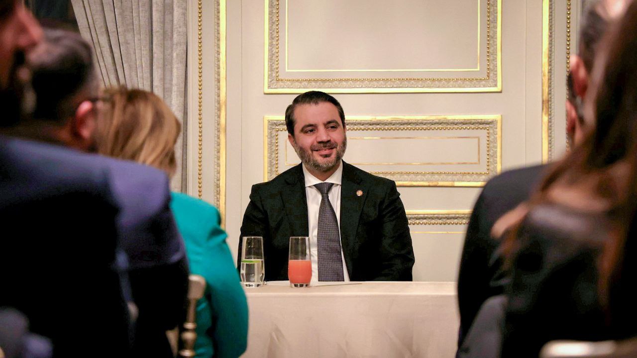 وزير الخارجية السيد أسعد الشيباني يلتقي  بوفد ممثل عن الجالية السورية في فرنسا