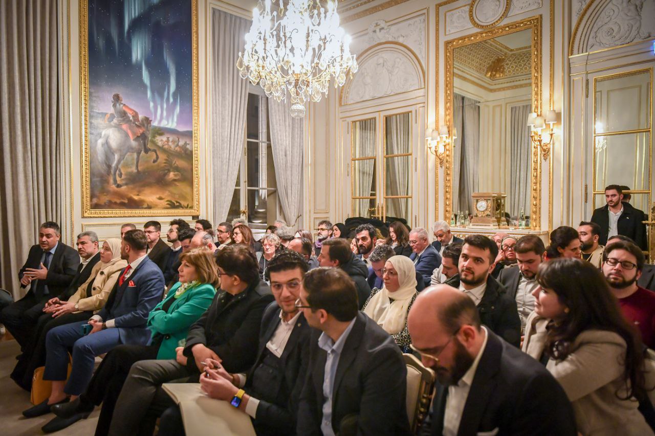 وزير الخارجية السيد أسعد الشيباني يلتقي  بوفد ممثل عن الجالية السورية في فرنسا