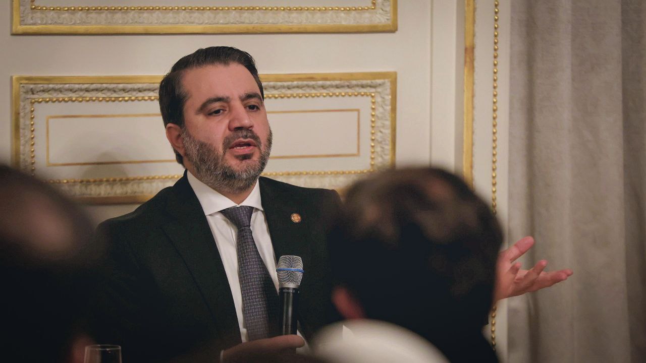 وزير الخارجية السيد أسعد الشيباني يلتقي  بوفد ممثل عن الجالية السورية في فرنسا