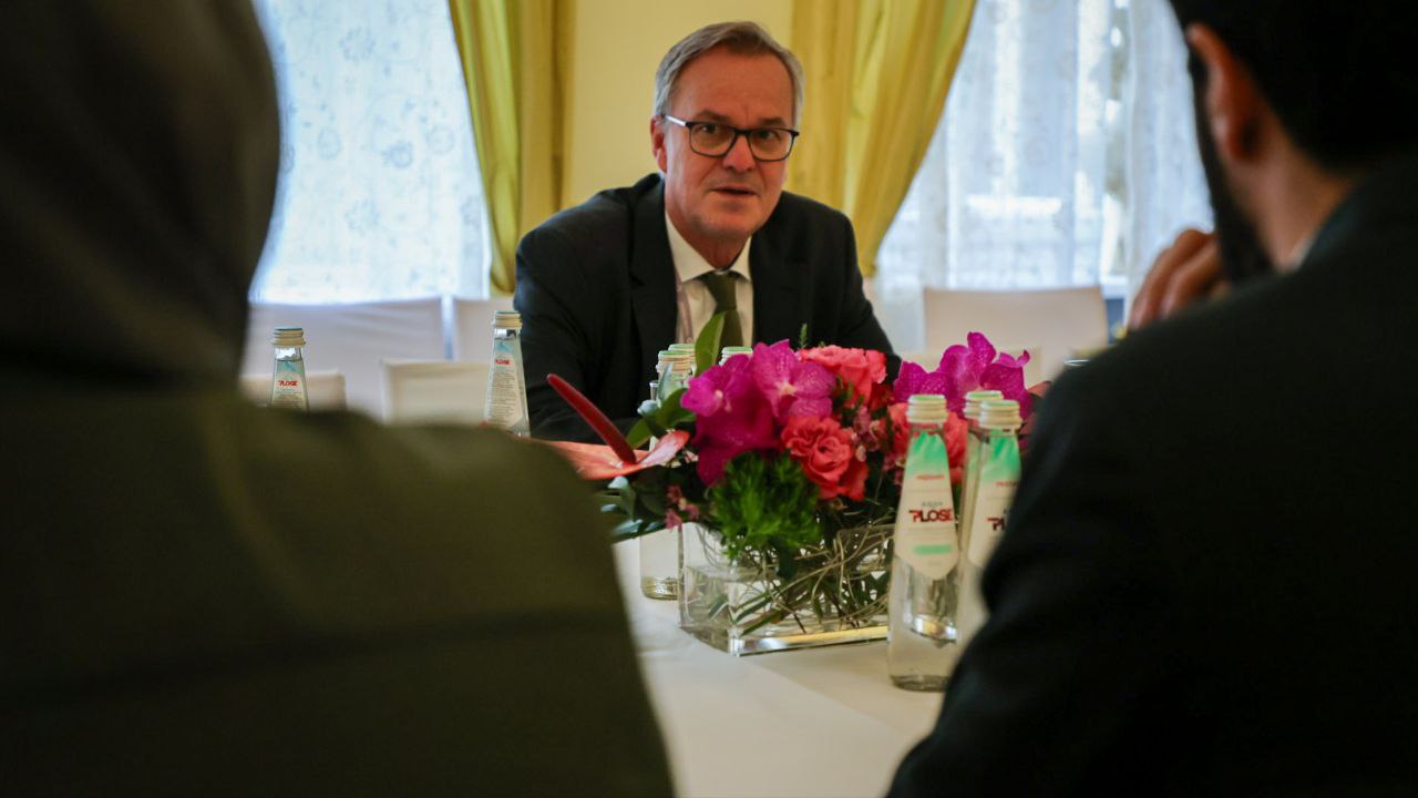 لقاء وفد الخارجية السورية برئاسة وزير الخارجية السيد أسعد الشيباني مع  نائب وزير الدولة في وزارة الداخلية الاتحادية الألمانية 