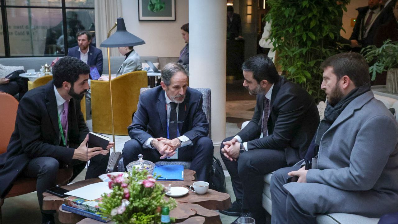 لقاء وزير الخارجية السيد أسعد الشيباني السيد روبرت بيتيت رئيس الالية الدولية المستقلة و المحايدة (IIIM) 