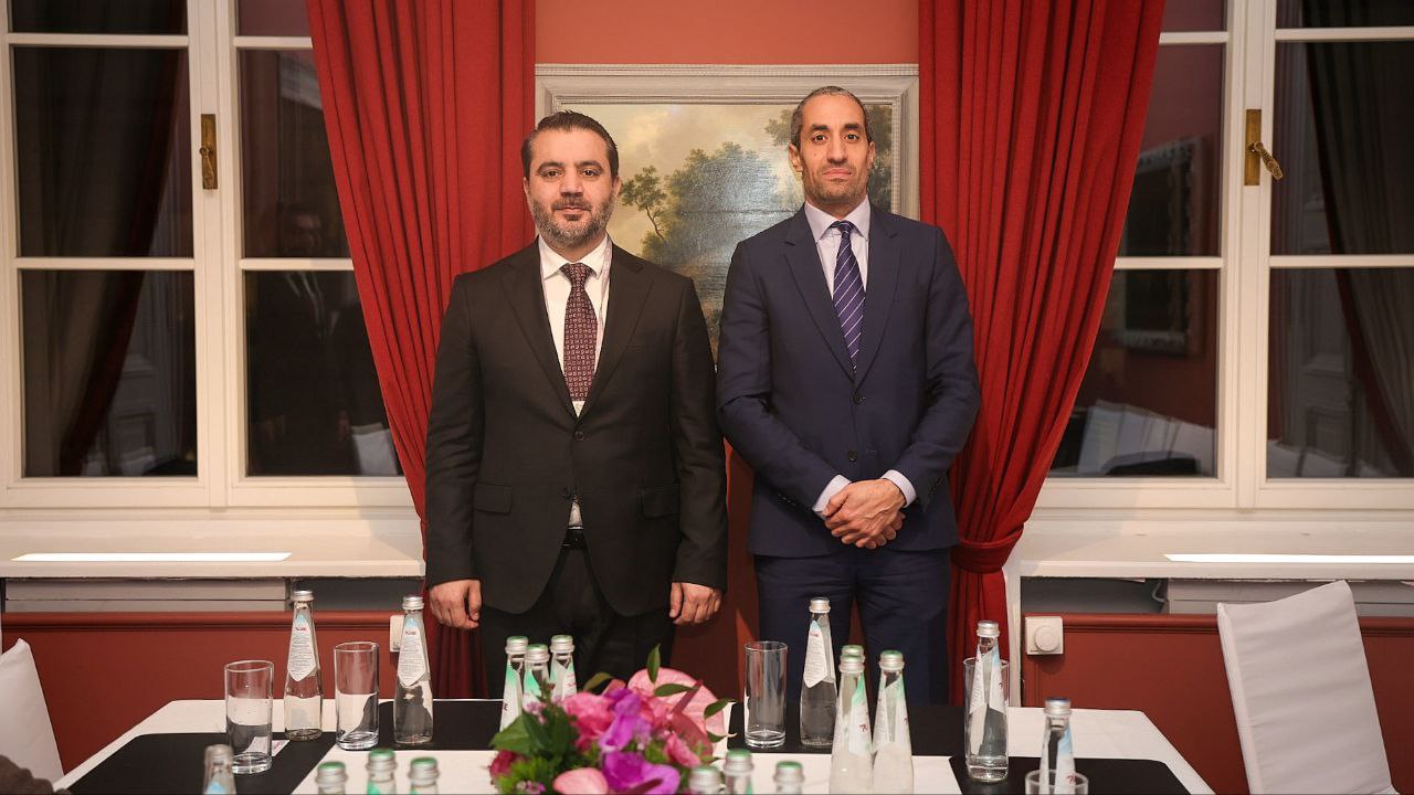 وزير الخارجية السيد أسعد الشيباني برفقة وفد الخارجية السورية يلتقي السيد هشام خضراوي المدير التنفيذي لمركز المدنيين في الصراعات 