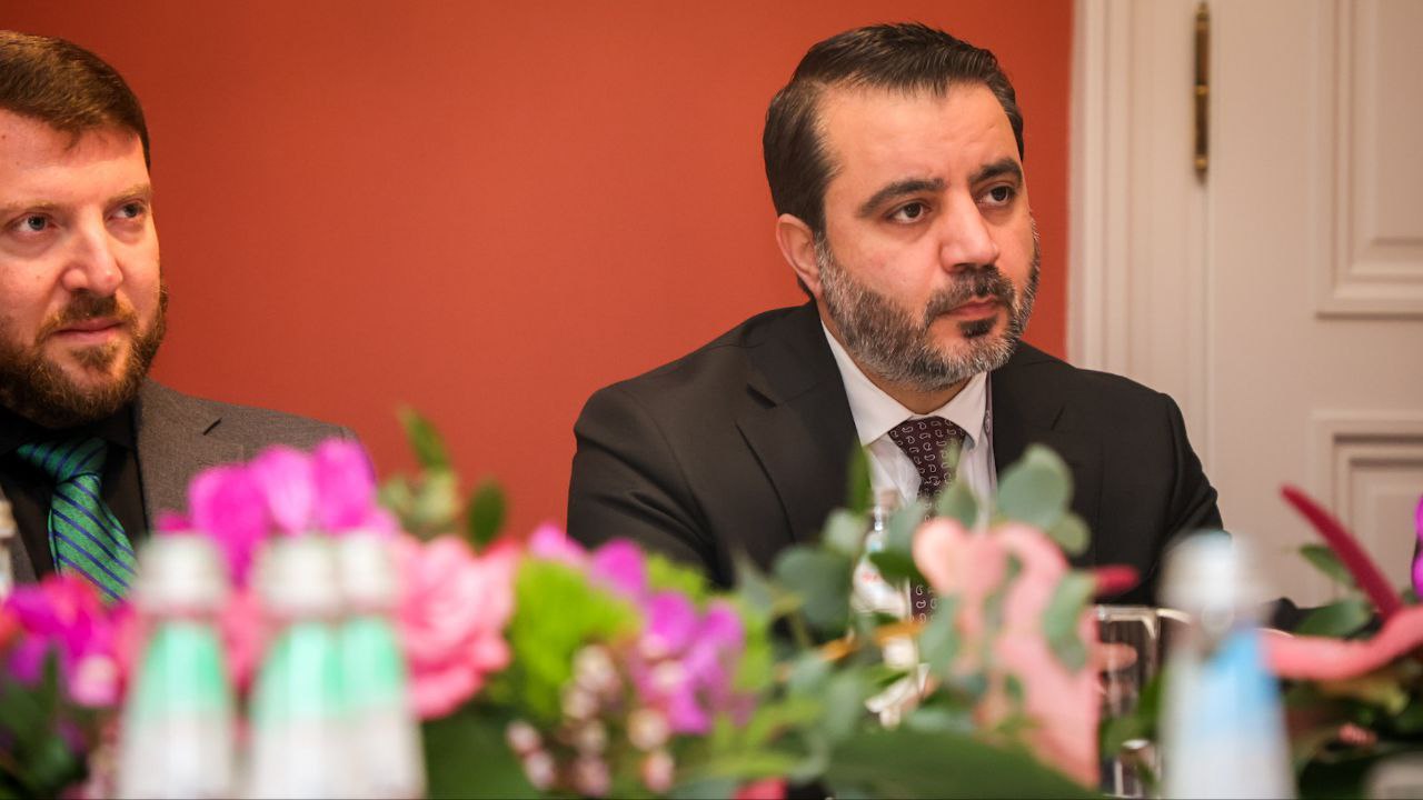 وزير الخارجية السيد أسعد الشيباني برفقة وفد الخارجية السورية يلتقي السيد هشام خضراوي المدير التنفيذي لمركز المدنيين في الصراعات 