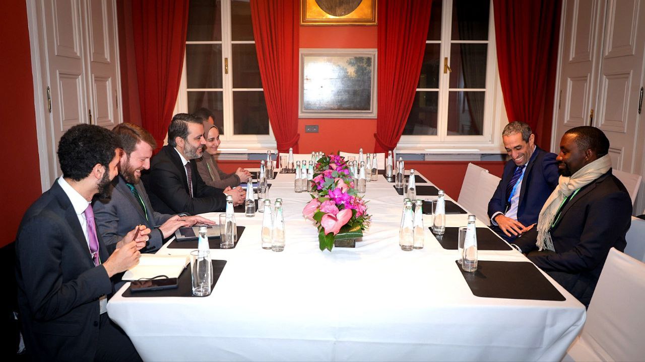 وزير الخارجية السيد أسعد الشيباني برفقة وفد الخارجية السورية يلتقي السيد هشام خضراوي المدير التنفيذي لمركز المدنيين في الصراعات 