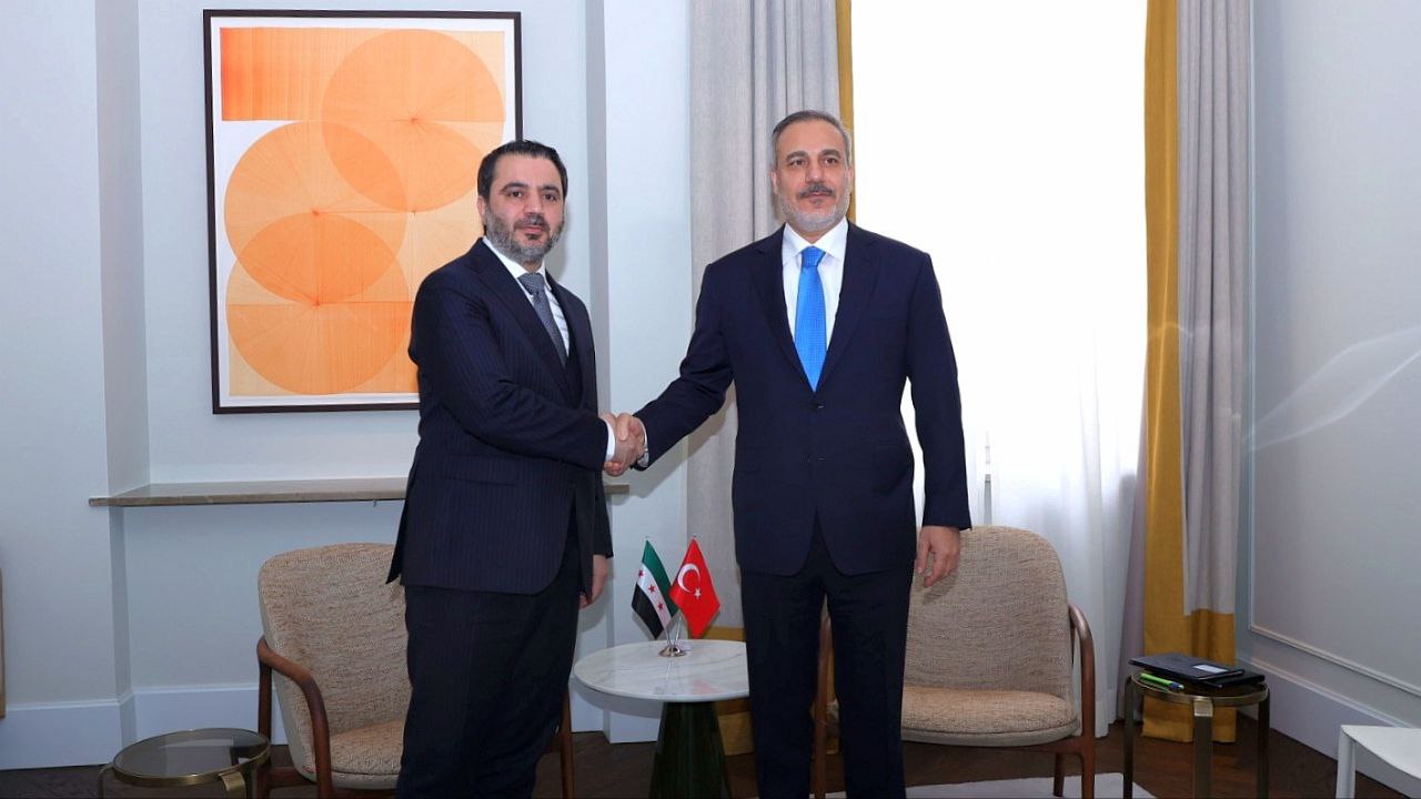 وزير الخارجية السيد أسعد الشيباني يلتقي السيد هاكان فيدان وزير الخارجية التركي