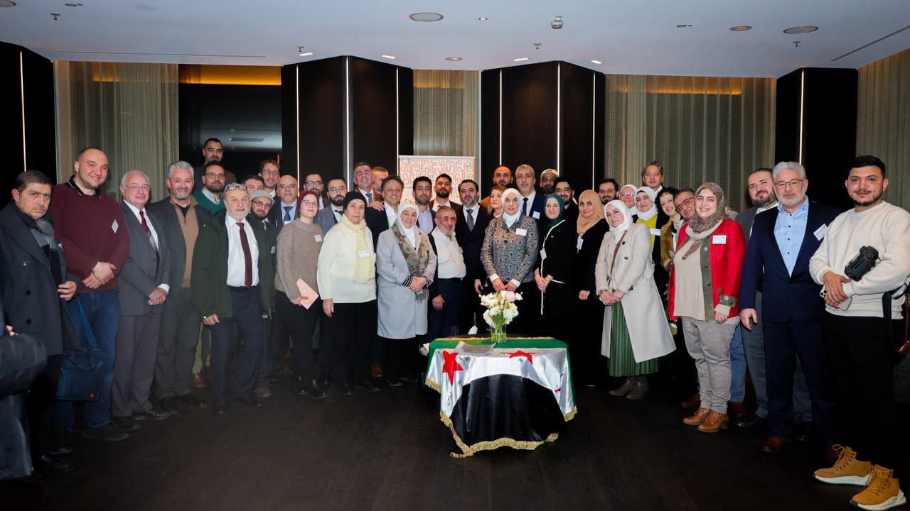 وزير الخارجية والمغتربين السيد أسعد الشيباني يلتقي مع وفد من الجالية السورية في ألمانيا