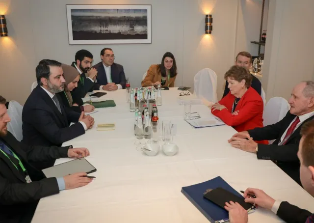 لقاء جانبي جمع وزير الخارجية السيد أسعد الشيباني مع السناتور جين شاهين 