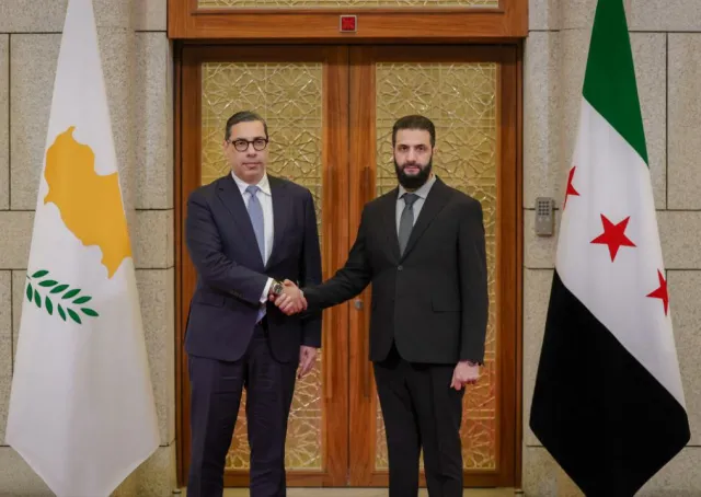 رئيس الجمهورية العربية السورية السيد أحمد الشرع برفقة وزير الخارجية السيد أسعد الشيباني يستقبلان في قصر الشعب بدمشق وفدًا قبرصيًّا رفيع 