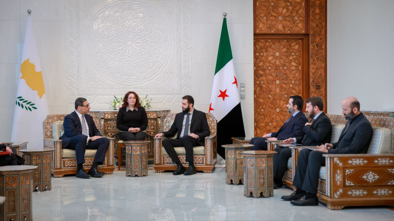 رئيس الجمهورية العربية السورية السيد أحمد الشرع برفقة وزير الخارجية السيد أسعد الشيباني يستقبلان في قصر الشعب بدمشق وفدًا قبرصيًّا رفيع 