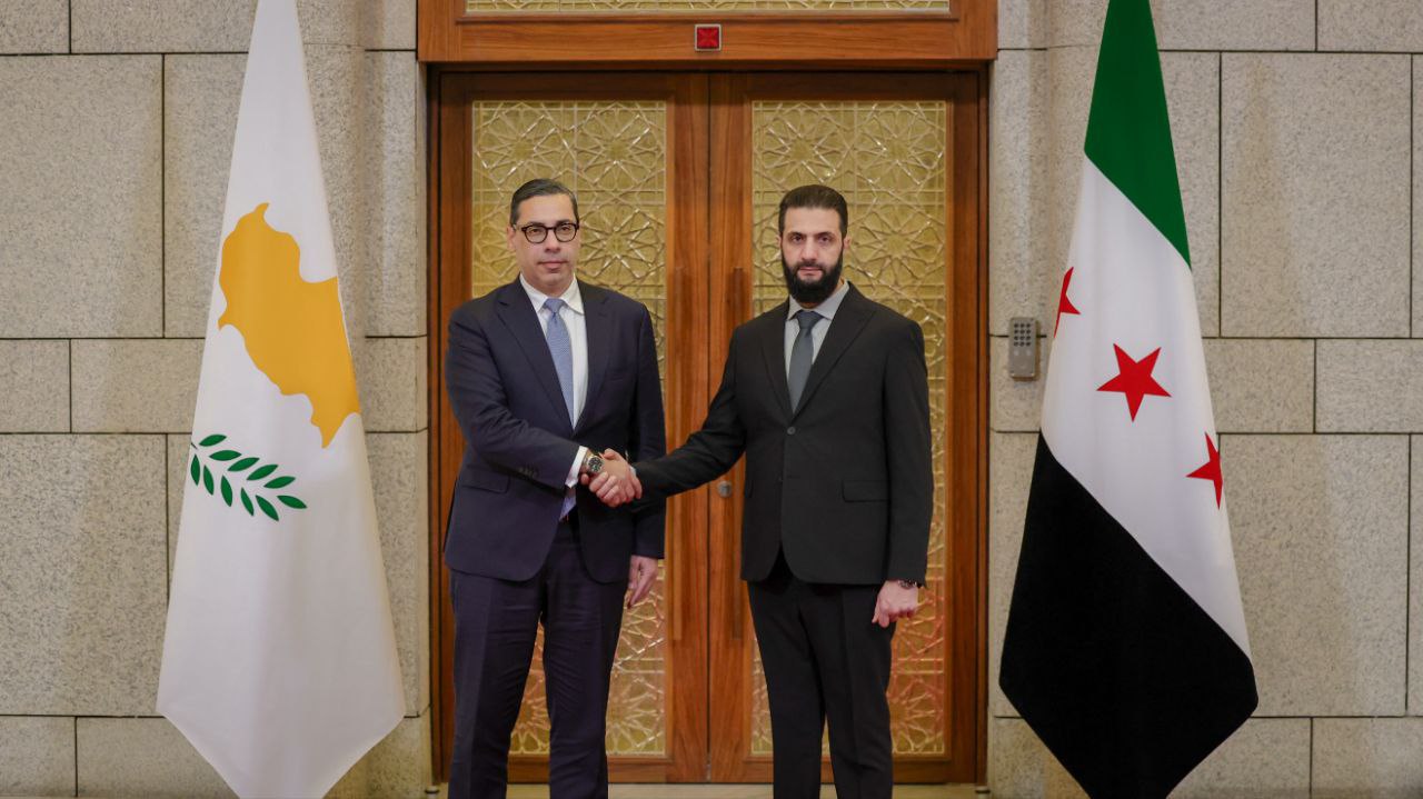 رئيس الجمهورية العربية السورية السيد أحمد الشرع برفقة وزير الخارجية السيد أسعد الشيباني يستقبلان في قصر الشعب بدمشق وفدًا قبرصيًّا رفيع 