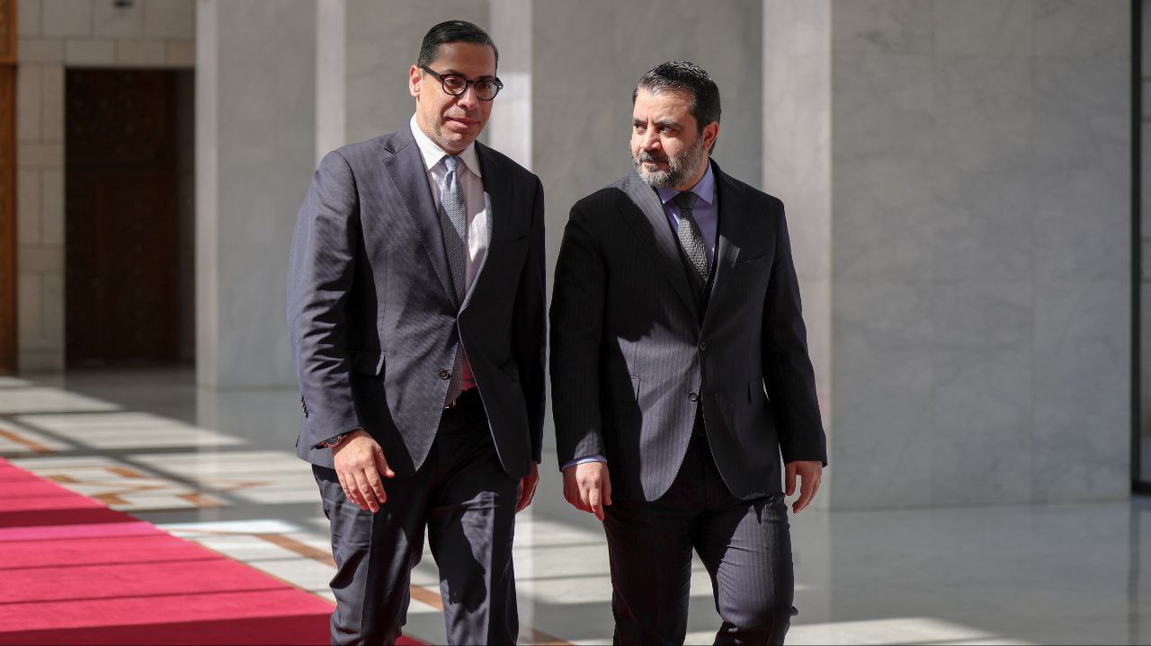 رئيس الجمهورية العربية السورية السيد أحمد الشرع برفقة وزير الخارجية السيد أسعد الشيباني يستقبلان في قصر الشعب بدمشق وفدًا قبرصيًّا رفيع 