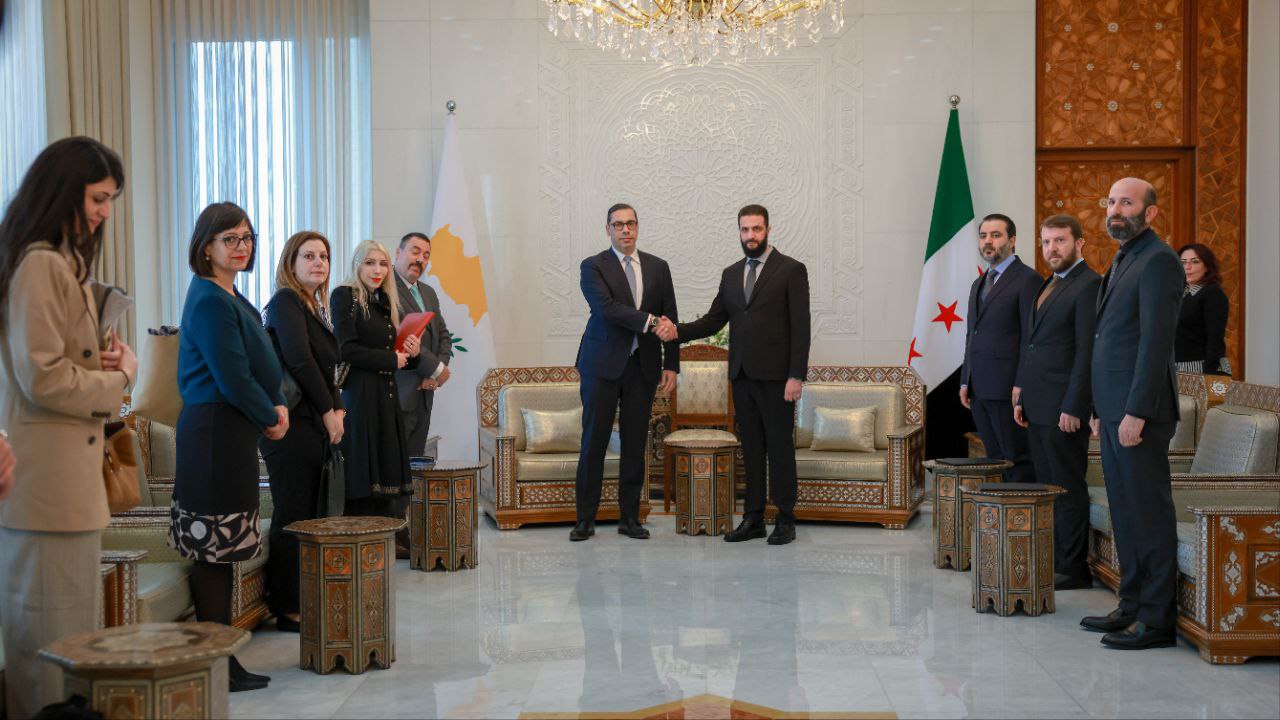 رئيس الجمهورية العربية السورية السيد أحمد الشرع برفقة وزير الخارجية السيد أسعد الشيباني يستقبلان في قصر الشعب بدمشق وفدًا قبرصيًّا رفيع 