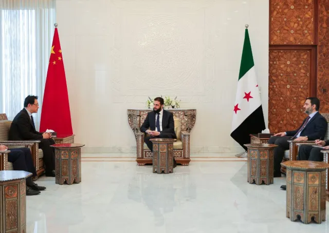 رئيس الجمهورية العربية السورية السيد أحمد الشرع ووزير الخارجية السيد أسعد الشيباني يستقبلان في دمشق السيد شي هونغ وي سفير جمهورية الصين الشعبية 