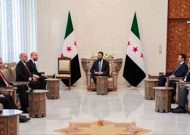 رئيس الجمهورية العربية السورية السيد أحمد الشرع ووزير الخارجية السيد أسعد الشيباني يستقبلان نجل رئيس الجمهورية التركية 