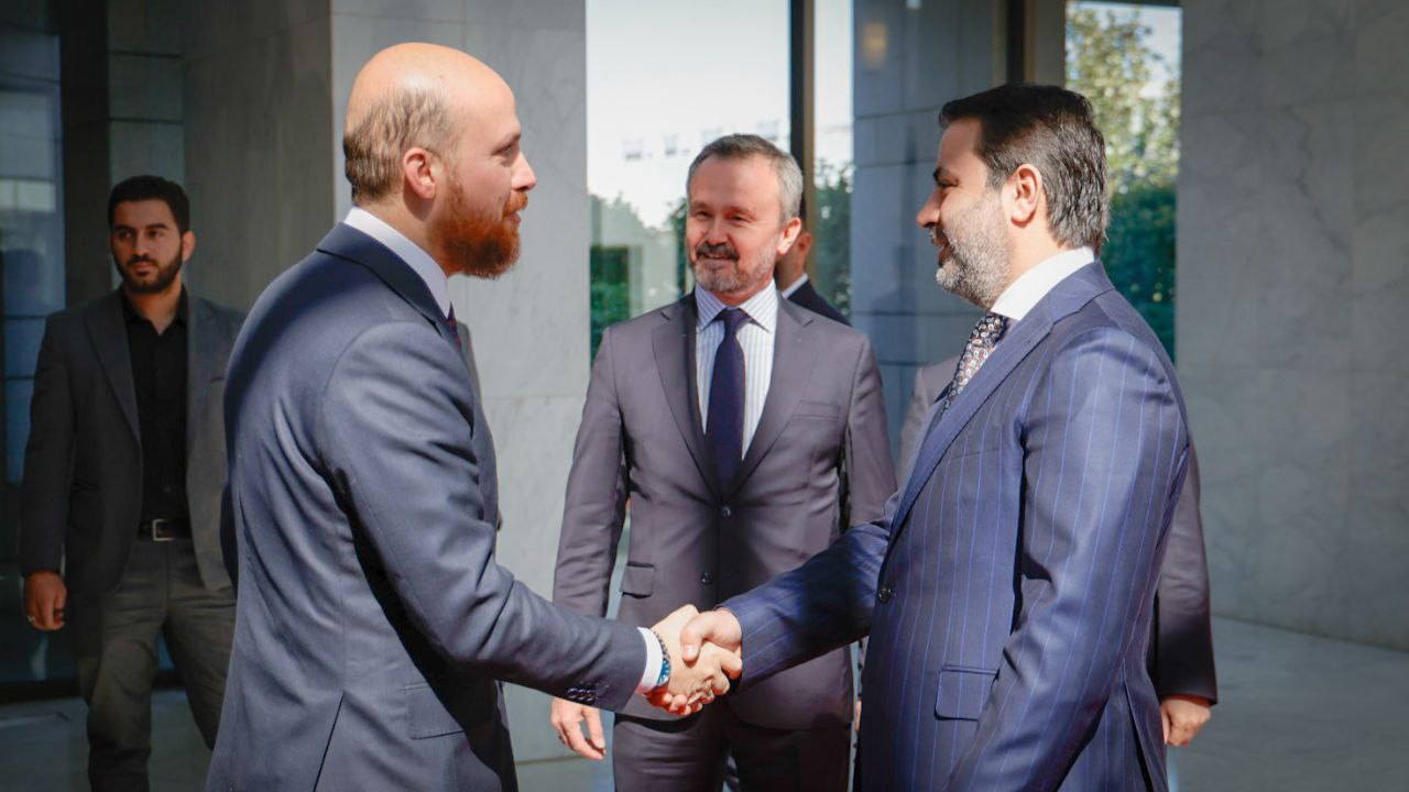 رئيس الجمهورية العربية السورية السيد أحمد الشرع ووزير الخارجية السيد أسعد الشيباني يستقبلان نجل رئيس الجمهورية التركية 