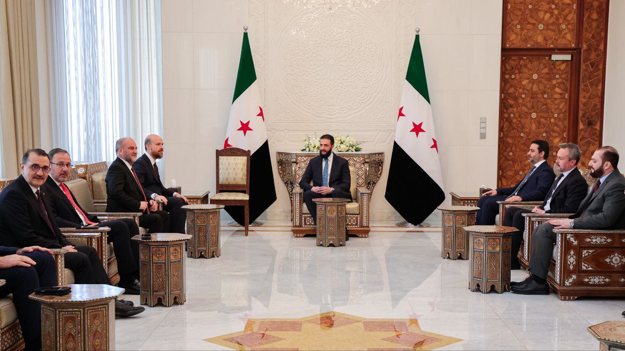 رئيس الجمهورية العربية السورية السيد أحمد الشرع ووزير الخارجية السيد أسعد الشيباني يستقبلان نجل رئيس الجمهورية التركية 