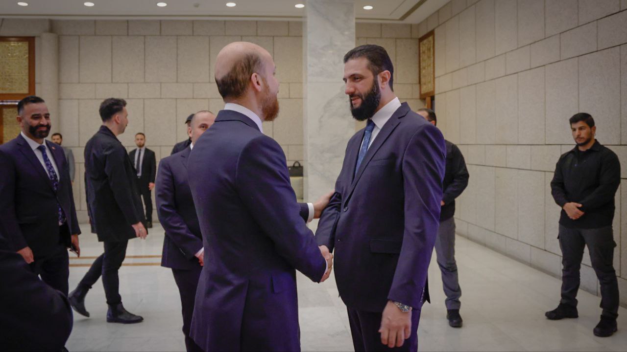 رئيس الجمهورية العربية السورية السيد أحمد الشرع ووزير الخارجية السيد أسعد الشيباني يستقبلان نجل رئيس الجمهورية التركية 