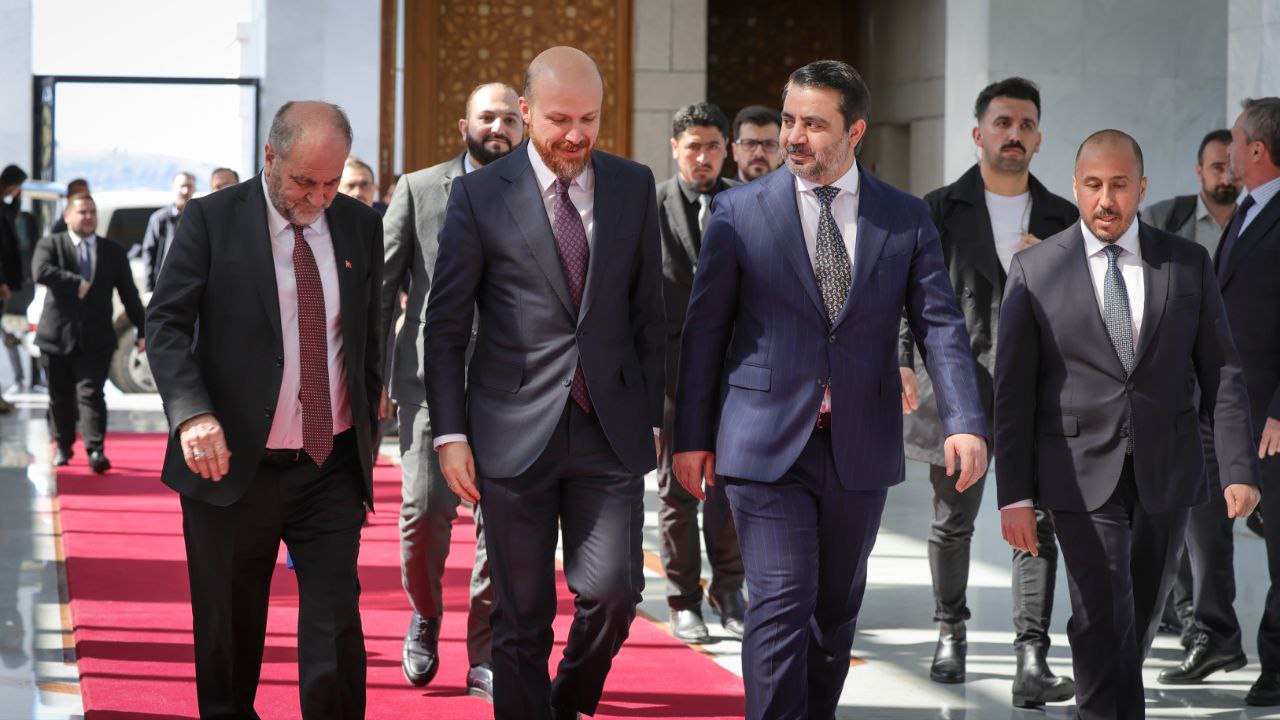 رئيس الجمهورية العربية السورية السيد أحمد الشرع ووزير الخارجية السيد أسعد الشيباني يستقبلان نجل رئيس الجمهورية التركية 