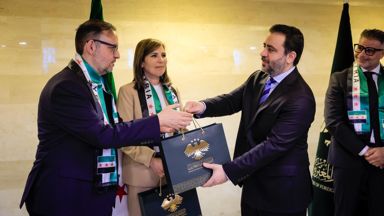 Foreign Minister  al-Shaibani Meets with Diplomats Who Defected from The Former Regime and Signs  Decision to Reinstate Them to The Staff of the Ministry of Foreign Affairs and Expatriates