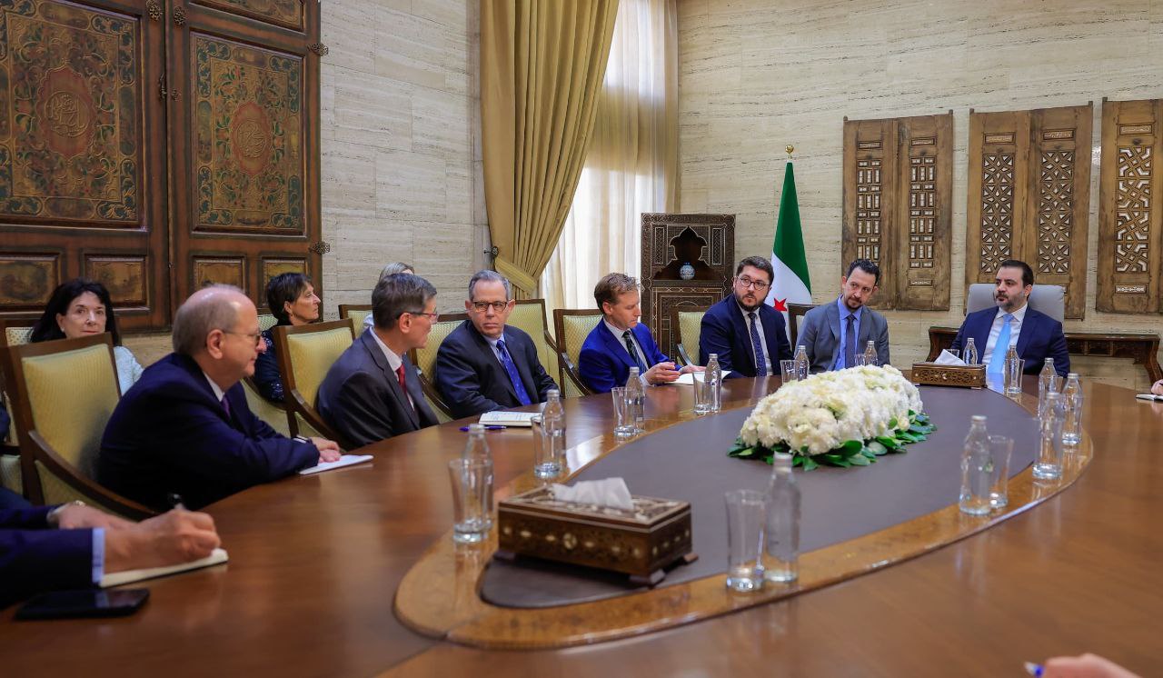 استقبل وزير الخارجية والمغتربين السيد أسعد حسن الشيباني في العاصمة دمشق رئيس معهد الشرق الأوسط السيد ستيوارت جونز