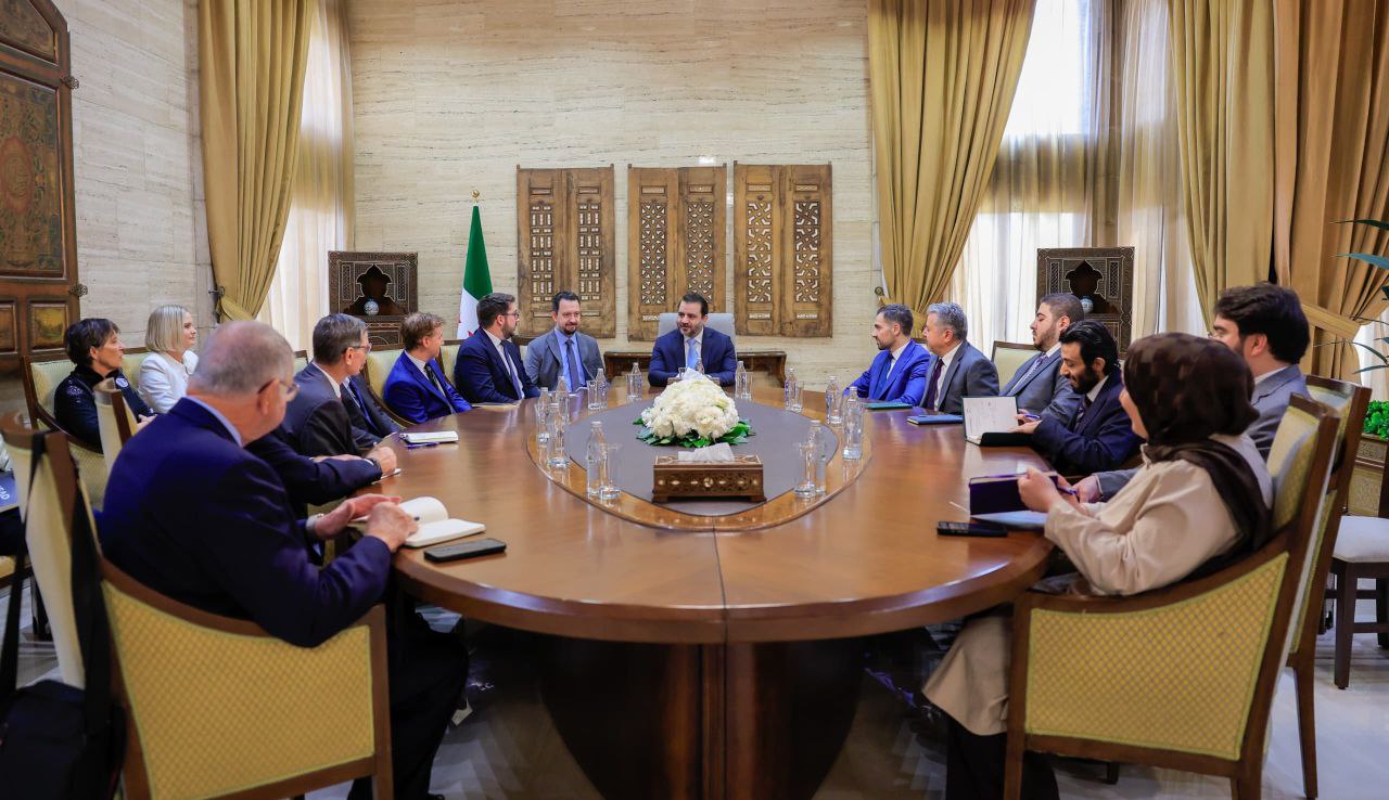 استقبل وزير الخارجية والمغتربين السيد أسعد حسن الشيباني في العاصمة دمشق رئيس معهد الشرق الأوسط السيد ستيوارت جونز