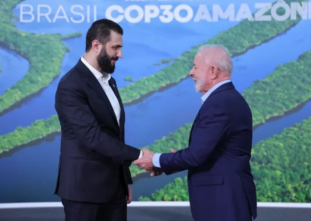 وصل السيد الرئيس أحمد الشرع، على رأس وفدٍ حكوميٍّ ضمّ وزير الخارجية والمغتربين السيد أسعد الشيباني، ووزير الإدارة المحلية والبيئة السيد محمد عنجراني، إلى مدينة بيليم في جمهورية البرازيل الاتحادية