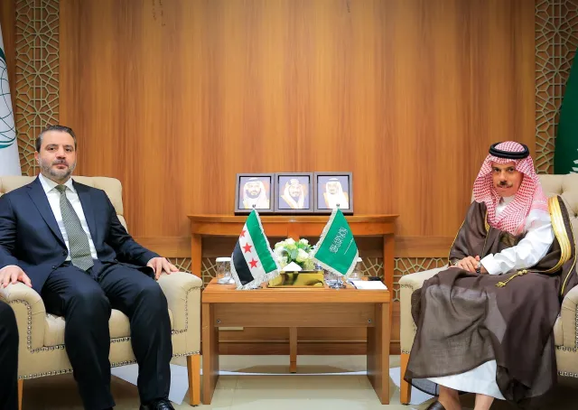 وزير الخارجية والمغتربين السيد أسعد حسن الشيباني يلتقي نظيره السعودي سمو الأمير فيصل بن فرحان بن عبد الله آل سعود على هامش الاجتماع الوزاري الطارئ لمنظمة التعاون الإسلامي، المقام في مدينة جدة.