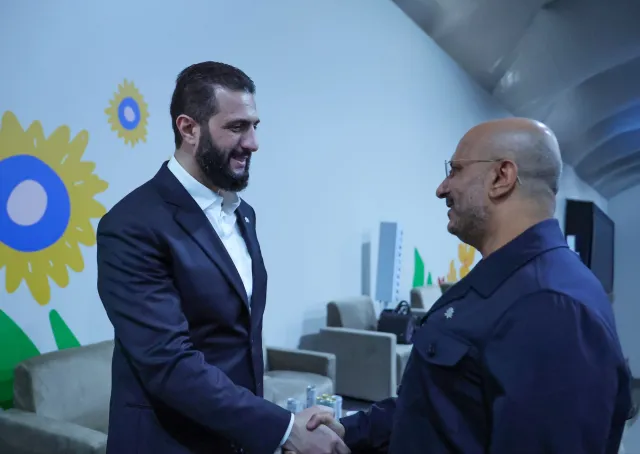 التقى السيد رئيس الجمهورية أحمد الشرع مع نائب رئيس مجلس القيادة الرئاسي اليمني السيد طارق صالح، بحضور وزير الخارجية والمغتربين السيد أسعد الشيباني