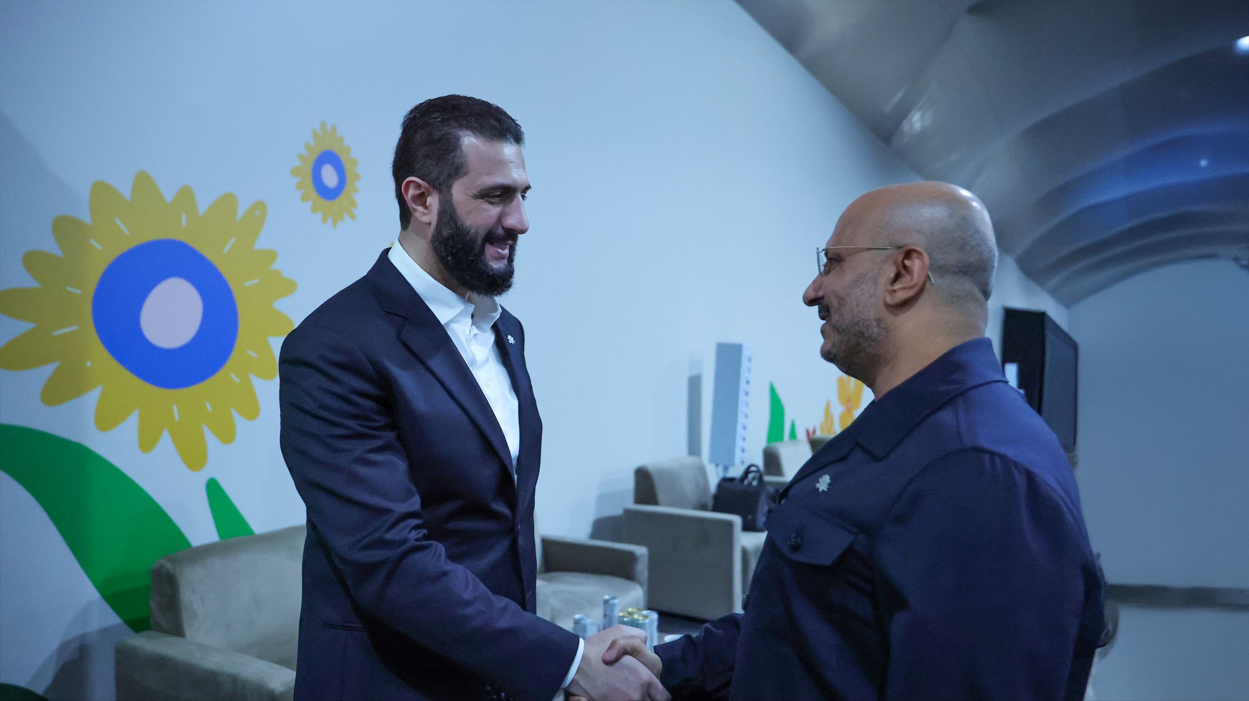 التقى السيد رئيس الجمهورية أحمد الشرع مع نائب رئيس مجلس القيادة الرئاسي اليمني السيد طارق صالح، بحضور وزير الخارجية والمغتربين السيد أسعد الشيباني