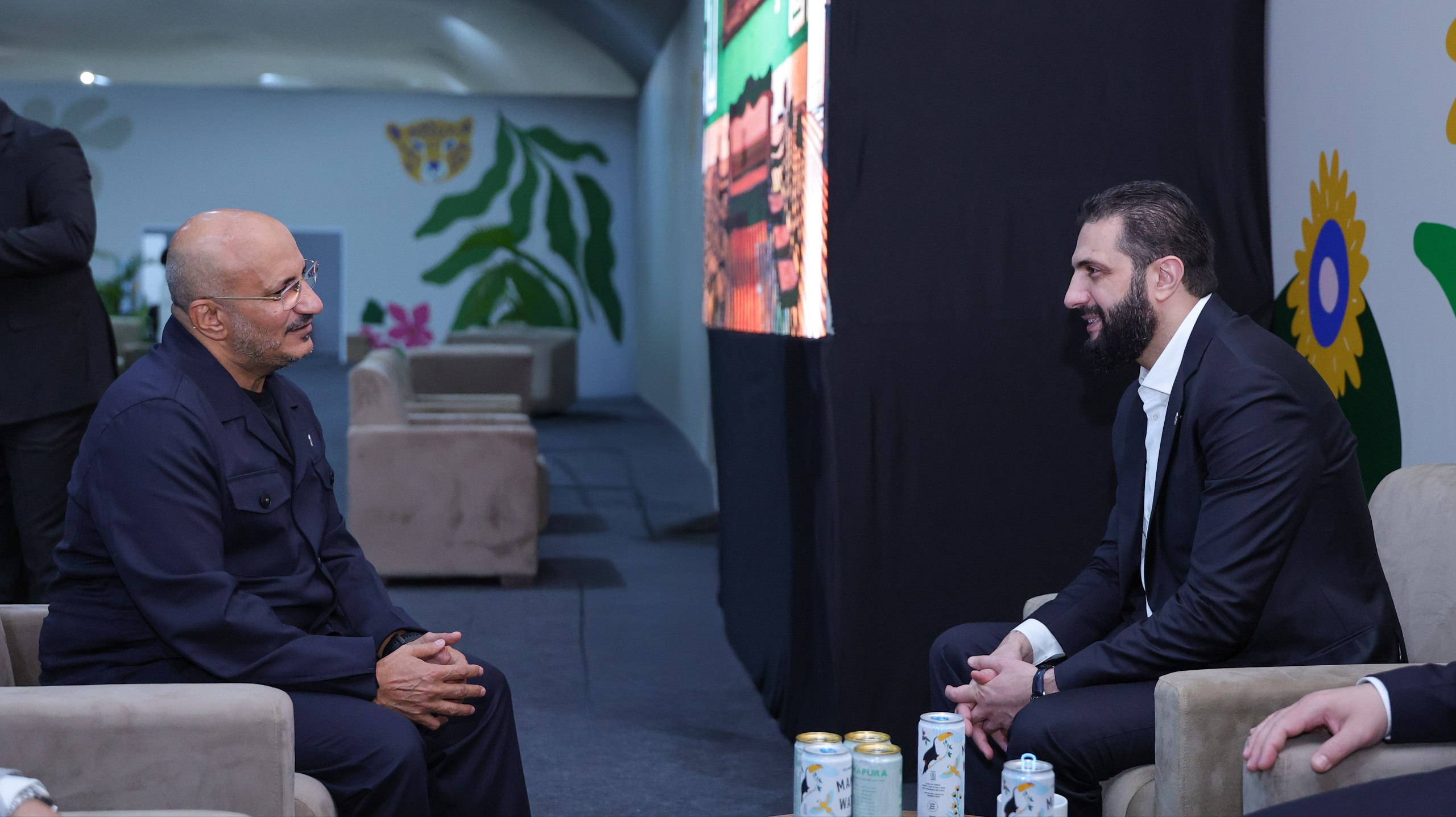 التقى السيد رئيس الجمهورية أحمد الشرع مع نائب رئيس مجلس القيادة الرئاسي اليمني السيد طارق صالح، بحضور وزير الخارجية والمغتربين السيد أسعد الشيباني