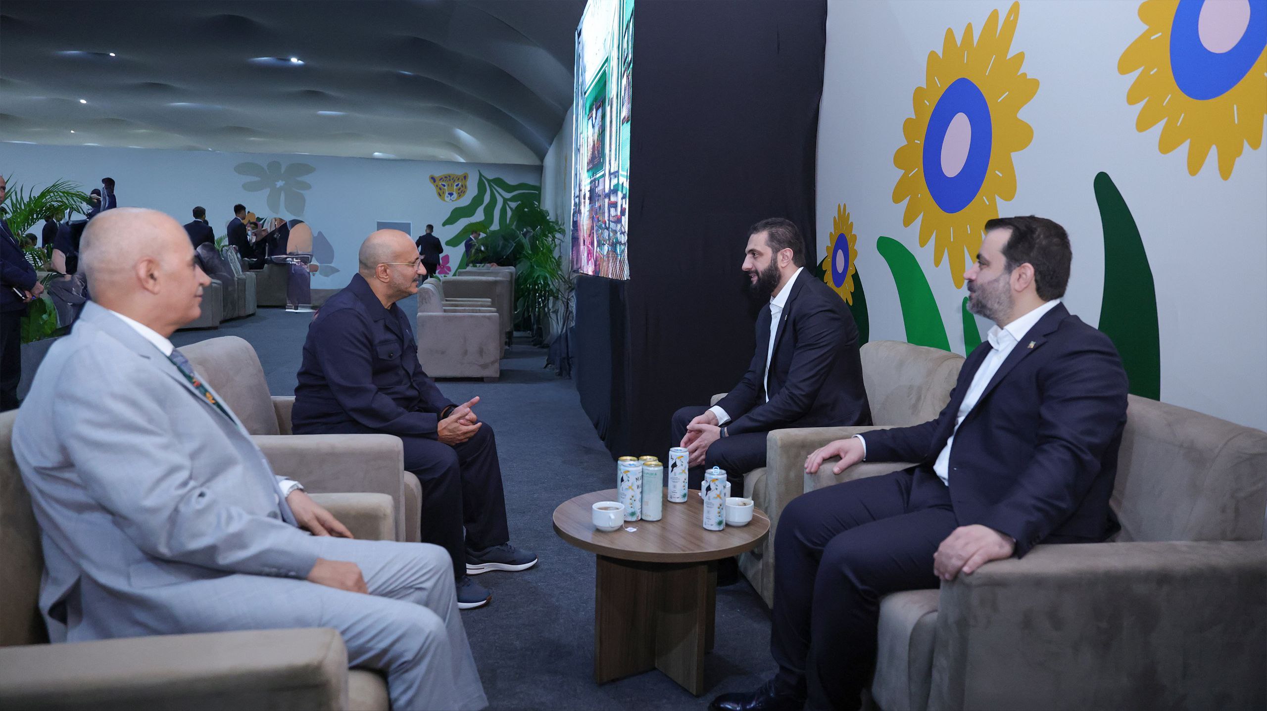 التقى السيد رئيس الجمهورية أحمد الشرع مع نائب رئيس مجلس القيادة الرئاسي اليمني السيد طارق صالح، بحضور وزير الخارجية والمغتربين السيد أسعد الشيباني