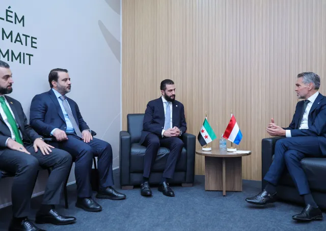 اجتمع السيد الرئيس أحمد الشرع مع رئيس وزراء مملكة هولندا السيد ديك شوف، بحضور وزير الخارجية والمغتربين السيد أسعد الشيباني ووزير الإدارة المحلية والبيئة السيد محمد عنجراني