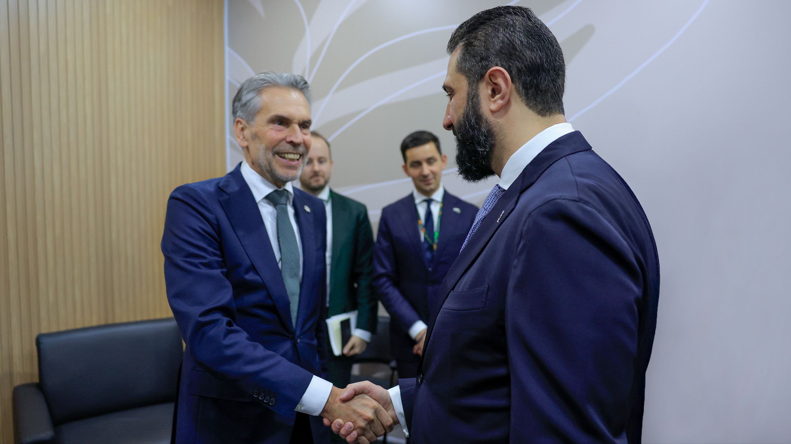 اجتمع السيد الرئيس أحمد الشرع مع رئيس وزراء مملكة هولندا السيد ديك شوف، بحضور وزير الخارجية والمغتربين السيد أسعد الشيباني ووزير الإدارة المحلية والبيئة السيد محمد عنجراني