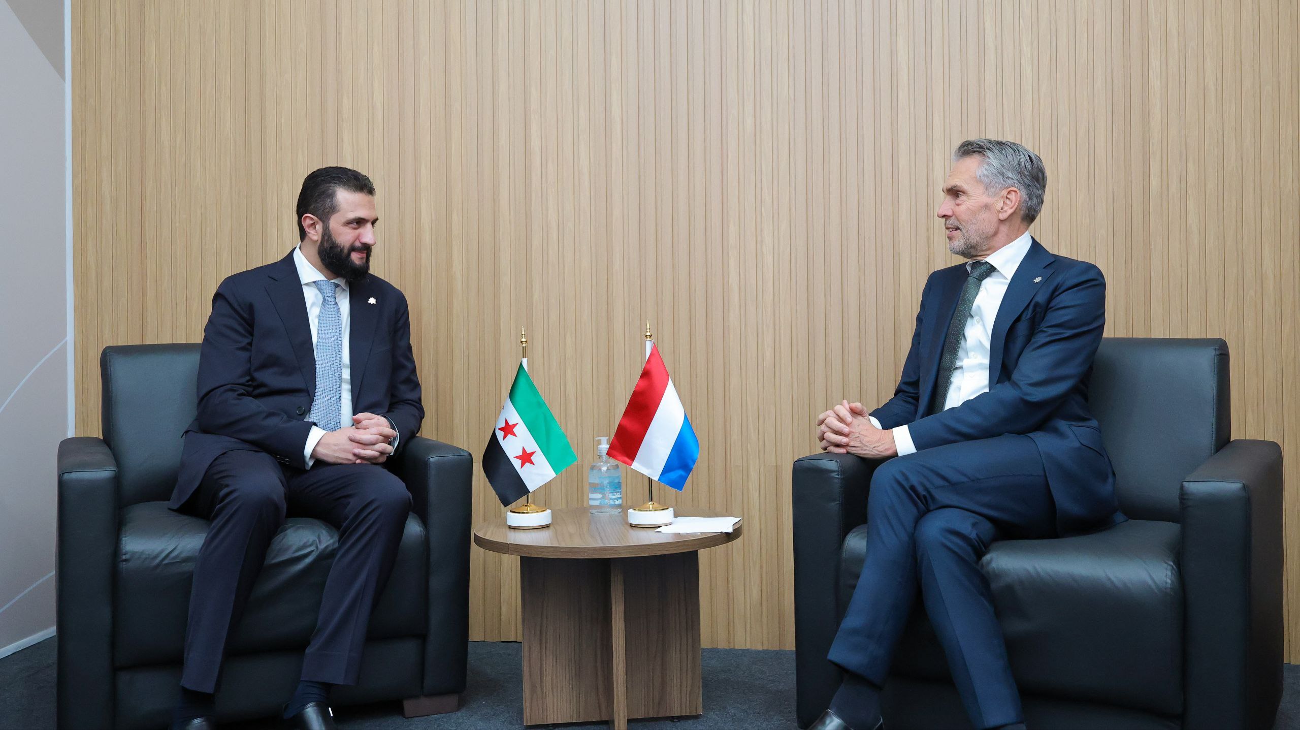 اجتمع السيد الرئيس أحمد الشرع مع رئيس وزراء مملكة هولندا السيد ديك شوف، بحضور وزير الخارجية والمغتربين السيد أسعد الشيباني ووزير الإدارة المحلية والبيئة السيد محمد عنجراني