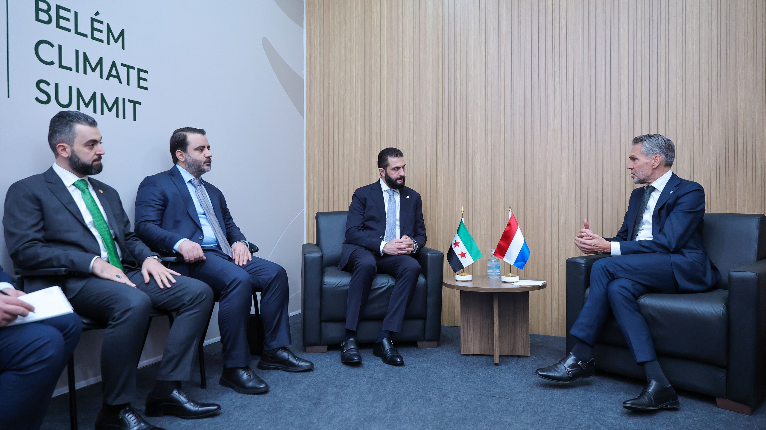 اجتمع السيد الرئيس أحمد الشرع مع رئيس وزراء مملكة هولندا السيد ديك شوف، بحضور وزير الخارجية والمغتربين السيد أسعد الشيباني ووزير الإدارة المحلية والبيئة السيد محمد عنجراني