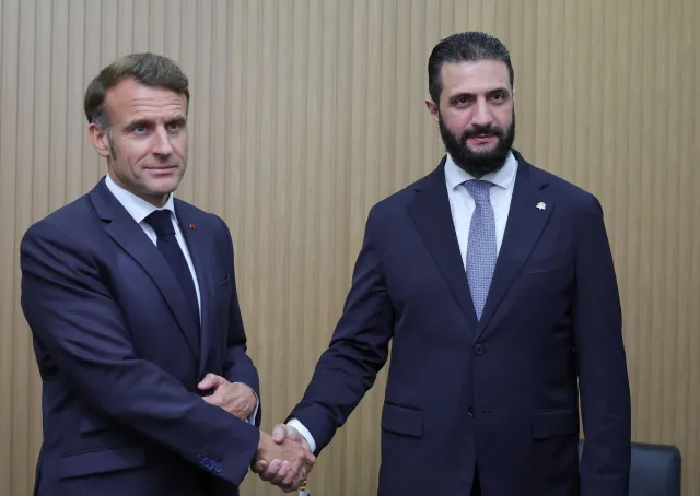 اجتمع السيد الرئيس أحمد الشرع مع رئيس الجمهورية الفرنسية السيد إيمانويل ماكرون، بحضور وزير الخارجية السيد أسعد الشيباني