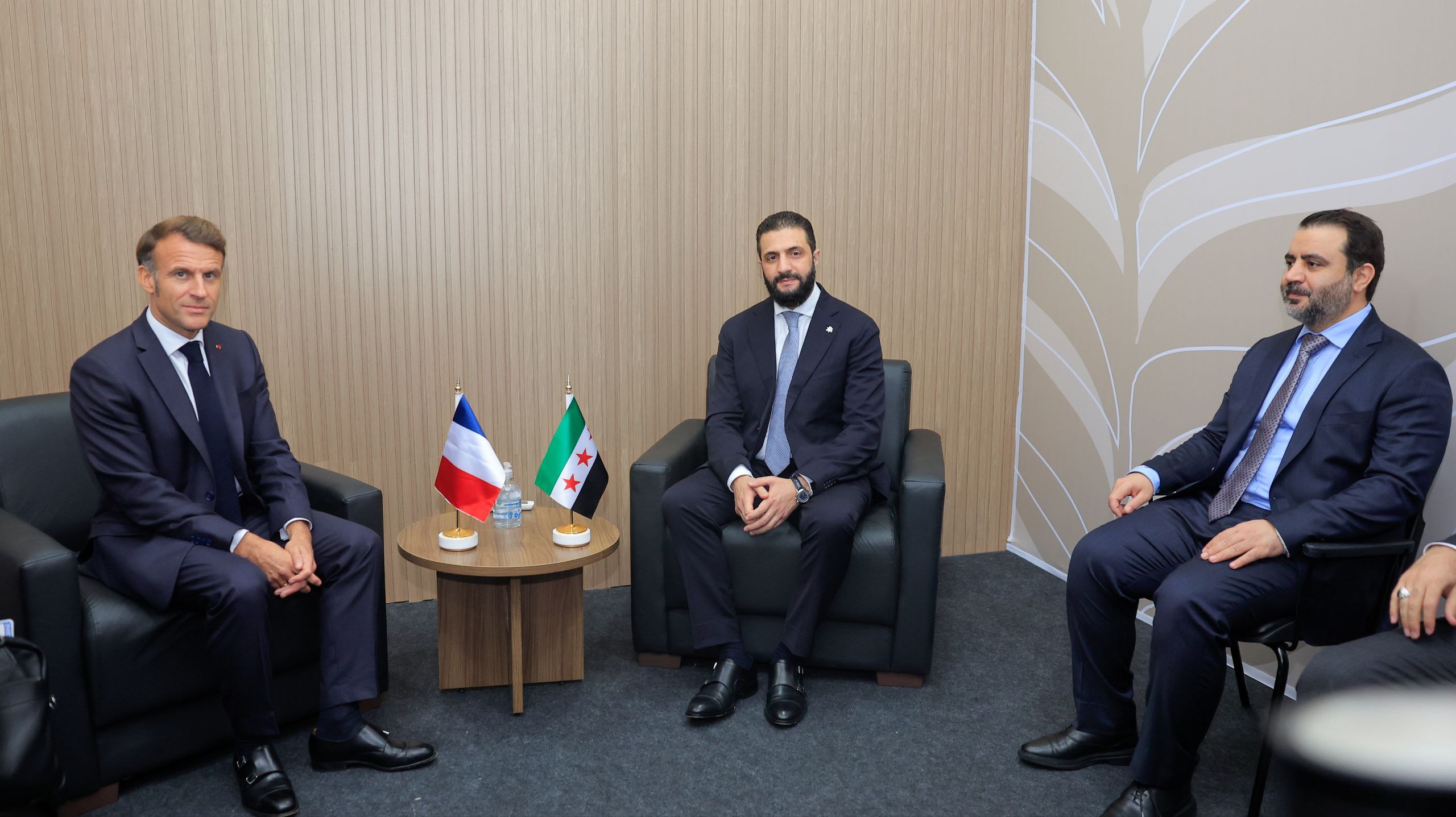 اجتمع السيد الرئيس أحمد الشرع مع رئيس الجمهورية الفرنسية السيد إيمانويل ماكرون، بحضور وزير الخارجية السيد أسعد الشيباني