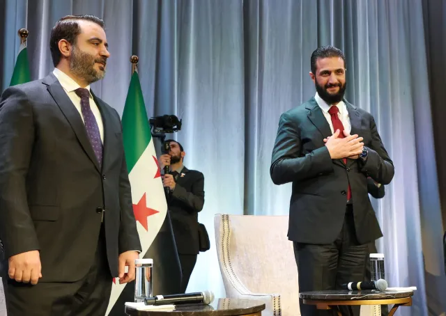 التقى السيد الرئيس أحمد الشرع، خلال زيارته الرسمية إلى الولايات المتحدة الأمريكية، وفدًا من أبناء الجالية السورية في واشنطن، بحضور وزير الخارجية والمغتربين السيد أسعد الشيباني، والمبعوث الأمريكي الخاص إلى سوريا السيد توماس باراك