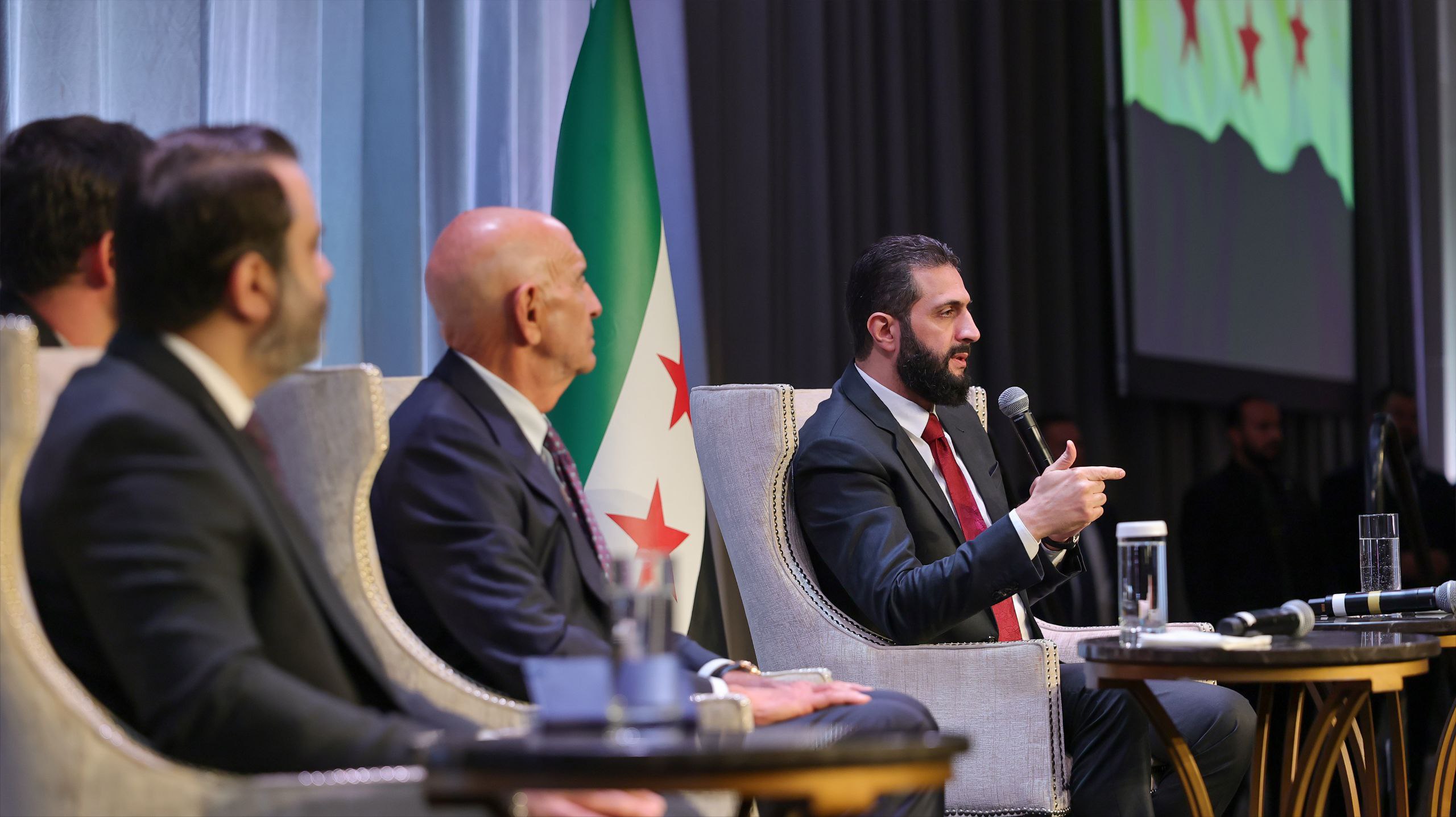 التقى السيد الرئيس أحمد الشرع، خلال زيارته الرسمية إلى الولايات المتحدة الأمريكية، وفدًا من أبناء الجالية السورية في واشنطن، بحضور وزير الخارجية والمغتربين السيد أسعد الشيباني، والمبعوث الأمريكي الخاص إلى سوريا السيد توماس باراك