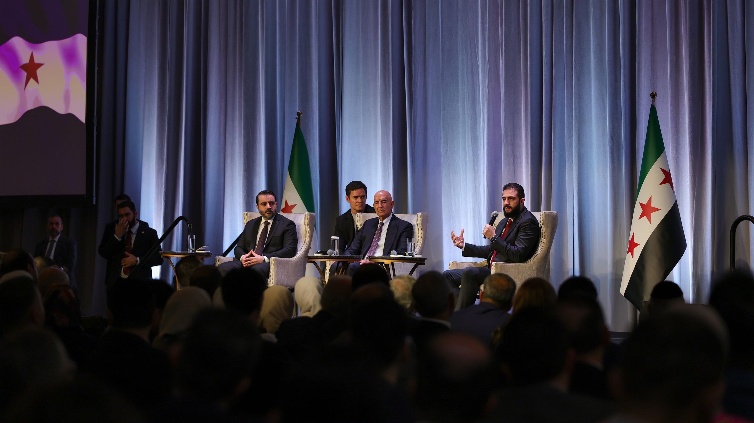 التقى السيد الرئيس أحمد الشرع، خلال زيارته الرسمية إلى الولايات المتحدة الأمريكية، وفدًا من أبناء الجالية السورية في واشنطن، بحضور وزير الخارجية والمغتربين السيد أسعد الشيباني، والمبعوث الأمريكي الخاص إلى سوريا السيد توماس باراك