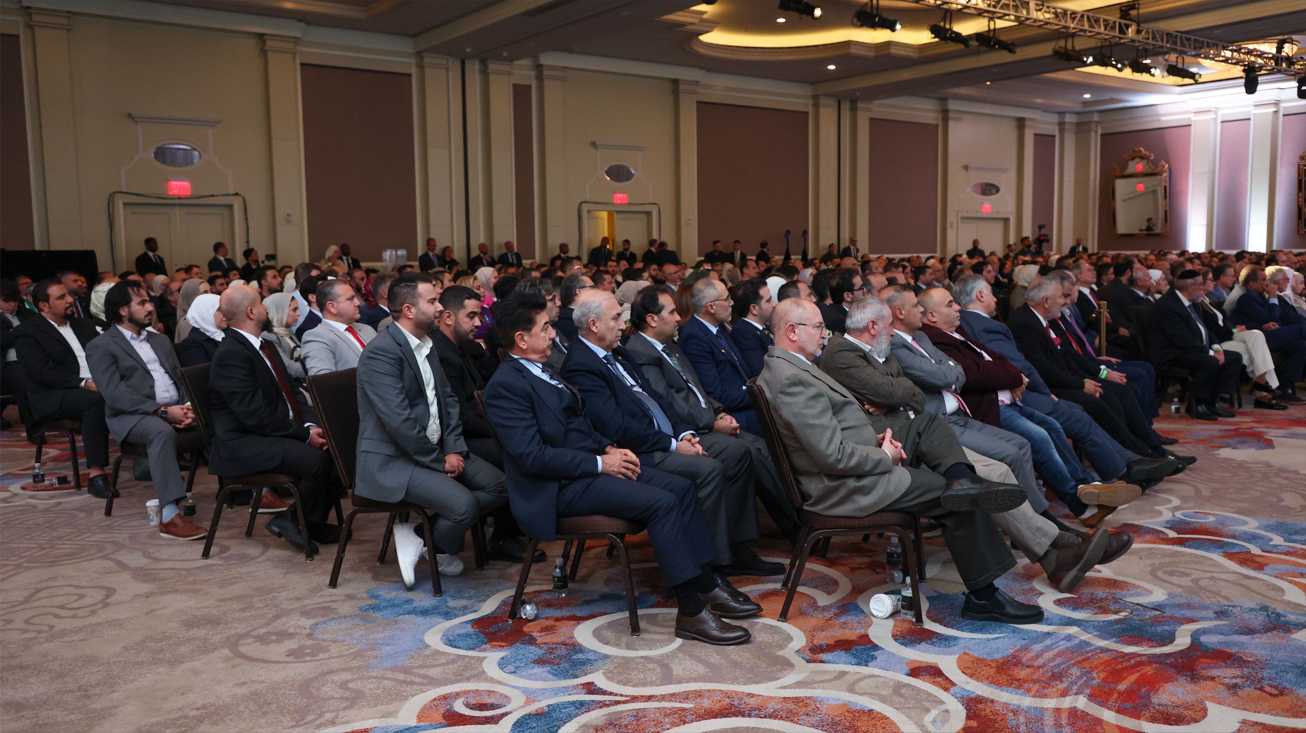 التقى السيد الرئيس أحمد الشرع، خلال زيارته الرسمية إلى الولايات المتحدة الأمريكية، وفدًا من أبناء الجالية السورية في واشنطن، بحضور وزير الخارجية والمغتربين السيد أسعد الشيباني، والمبعوث الأمريكي الخاص إلى سوريا السيد توماس باراك