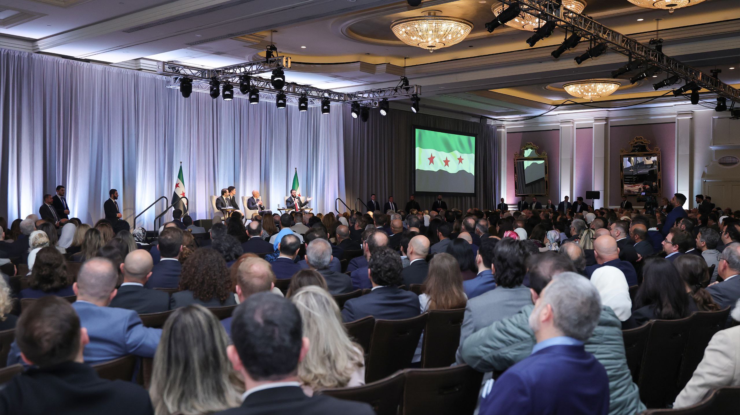 التقى السيد الرئيس أحمد الشرع، خلال زيارته الرسمية إلى الولايات المتحدة الأمريكية، وفدًا من أبناء الجالية السورية في واشنطن، بحضور وزير الخارجية والمغتربين السيد أسعد الشيباني، والمبعوث الأمريكي الخاص إلى سوريا السيد توماس باراك