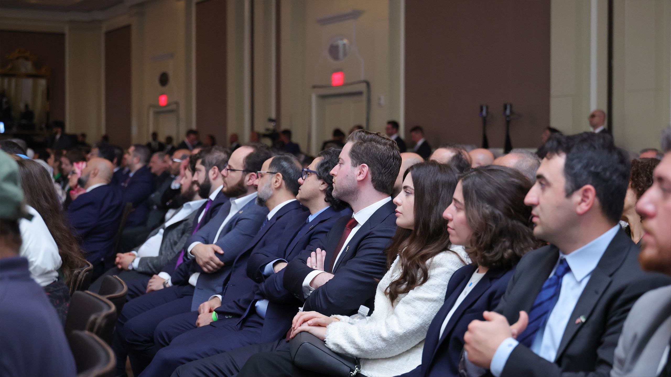 التقى السيد الرئيس أحمد الشرع، خلال زيارته الرسمية إلى الولايات المتحدة الأمريكية، وفدًا من أبناء الجالية السورية في واشنطن، بحضور وزير الخارجية والمغتربين السيد أسعد الشيباني، والمبعوث الأمريكي الخاص إلى سوريا السيد توماس باراك