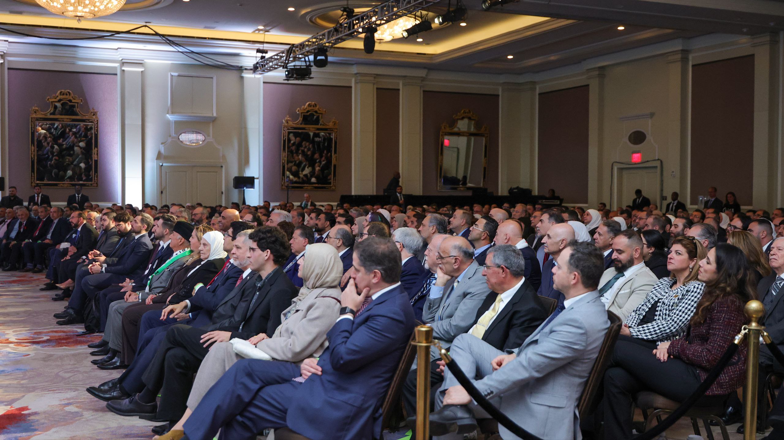 التقى السيد الرئيس أحمد الشرع، خلال زيارته الرسمية إلى الولايات المتحدة الأمريكية، وفدًا من أبناء الجالية السورية في واشنطن، بحضور وزير الخارجية والمغتربين السيد أسعد الشيباني، والمبعوث الأمريكي الخاص إلى سوريا السيد توماس باراك