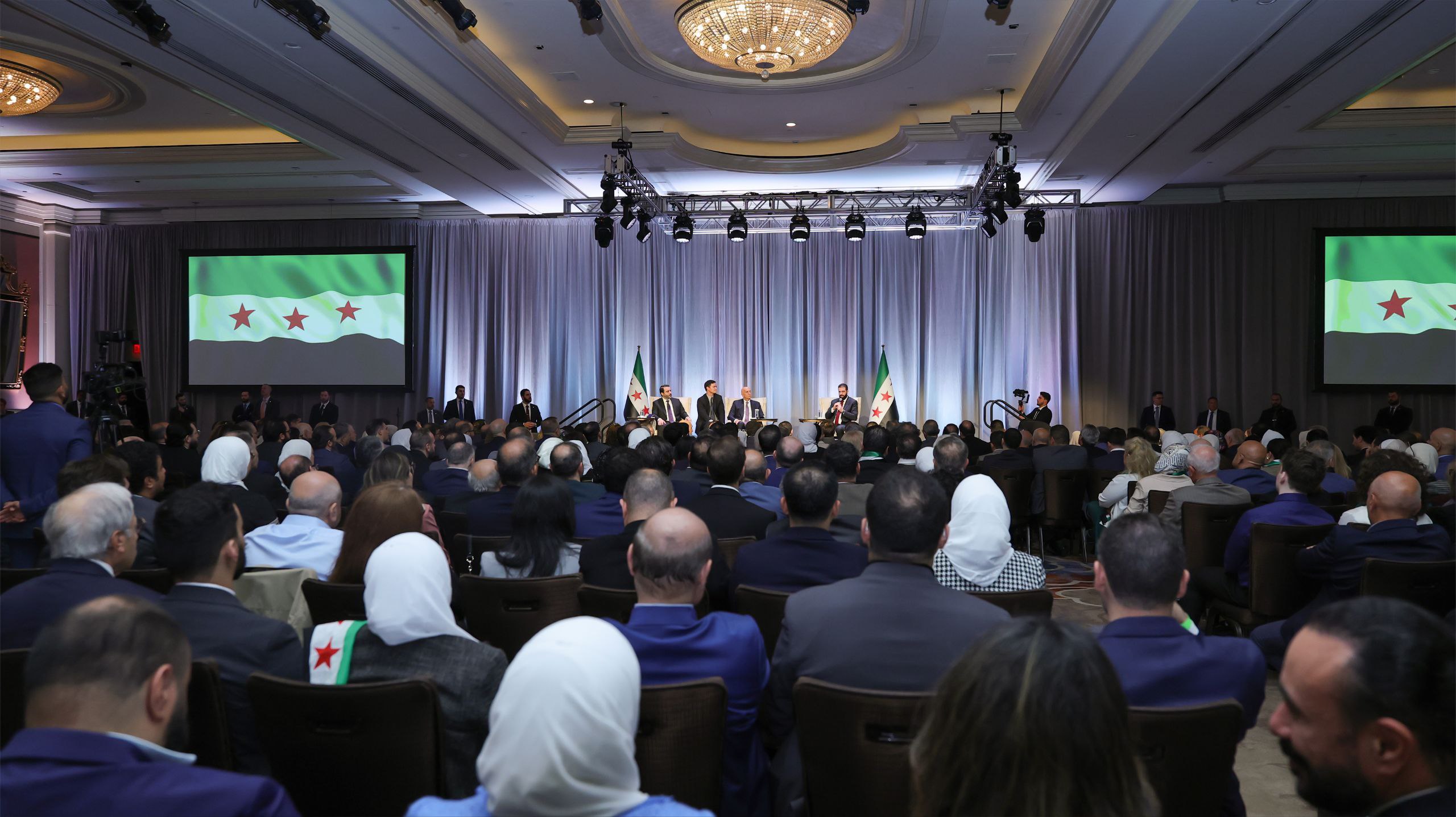 التقى السيد الرئيس أحمد الشرع، خلال زيارته الرسمية إلى الولايات المتحدة الأمريكية، وفدًا من أبناء الجالية السورية في واشنطن، بحضور وزير الخارجية والمغتربين السيد أسعد الشيباني، والمبعوث الأمريكي الخاص إلى سوريا السيد توماس باراك