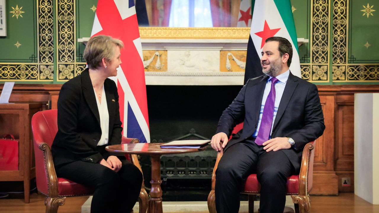 وزير الخارجية والمغتربين السيد أسعد حسن الشيباني يلتقي وزيرة الخارجية البريطانية السيدة إيفيت كوبر في العاصمة لندن